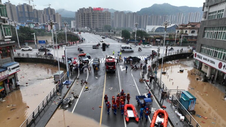 Hujan Badai Picu Banjir di China Selatan