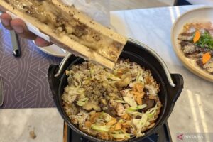 Menyantap gurih lembut nasi wagyu campur sei dalam pot tanah liat